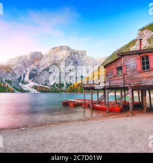Fantastische Landschaft des berühmten Bergsees Prags im Herbst. Lage: Nationalpark Fanes-Sennes-Prags, Region Trentino-Südtirol , Provinz Bozen, Stockfoto