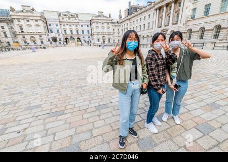 London, Großbritannien. Juli 2020. Somerset House wieder für die Öffentlichkeit geöffnet - Touristen sind glücklich, wieder zu sein, wenn auch nur in kleinen Zahlen. Besucher werden gebeten, sich an die Hinweise zur sozialen Distanzierung usw. zu halten, die den Empfehlungen der Regierung nach der Lockerung der Sperre folgen. Kredit: Guy Bell/Alamy Live Nachrichten Stockfoto