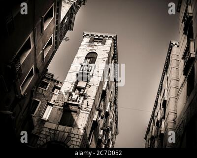 Das Apartmentgebäude in Venedig zeigt historische Architektur unter klarem Himmel. Venedig. Italien Stockfoto
