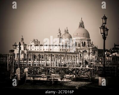 Die Kirche Santa Maria de la Salute steht majestätisch über den Kanälen von Venedig während des Sonnenuntergangs, Venedig, Italien Stockfoto