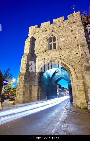 Westgate Tower in der englischen mittelalterlichen Domstadt Canterbury in Kent, England, Großbritannien Stockfoto