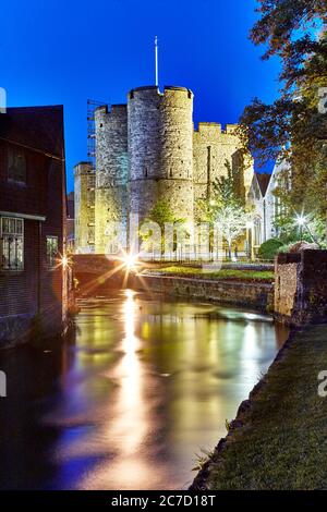 Westgate Tower in der englischen mittelalterlichen Domstadt Canterbury in Kent, England, Großbritannien Stockfoto