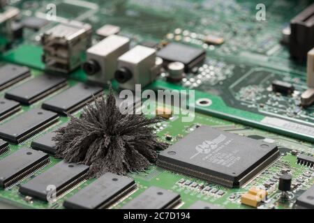 Magnetfelder, die durch Mac-Computer-PC-Boards passieren, wo Eisenspäne unsichtbare Feldlinien zeigen, die von einem einzigen Pol permanentem Neodym kommen Stockfoto