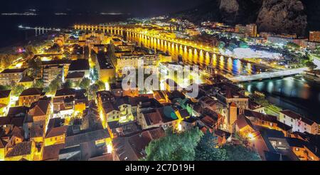 Wundervolle Aussicht auf die Altstadt von Omis, den Fluss Cetina und die Berge bei Nacht. Ort: Omis, Dalmatien, Kroatien, Europa Stockfoto