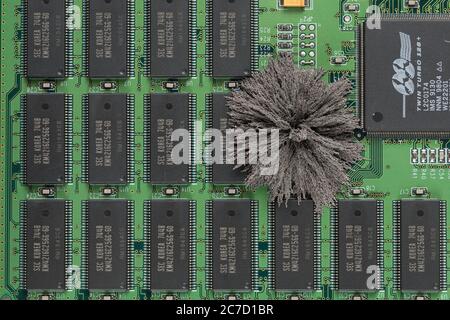 Magnetfelder, die durch Mac-Computer-PC-Boards passieren, wo Eisenspäne unsichtbare Feldlinien zeigen, die von einem einzigen Pol permanentem Neodym kommen Stockfoto
