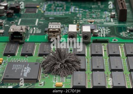 Magnetfelder, die durch Mac-Computer-PC-Boards passieren, wo Eisenspäne unsichtbare Feldlinien zeigen, die von einem einzigen Pol permanentem Neodym kommen Stockfoto