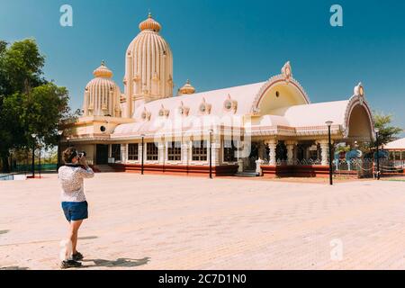 Mapusa, Goa, Indien. Junge Frau Tourist Lady Foto Machen Bilder In Der Nähe Von Shree Ganesh Mandir, Ganeshpuri Tempel. Berühmte Sehenswürdigkeit Und Beliebt Stockfoto