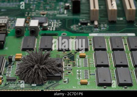 Magnetfelder, die durch Mac-Computer-PC-Boards passieren, wo Eisenspäne unsichtbare Feldlinien zeigen, die von einem einzigen Pol permanentem Neodym kommen Stockfoto