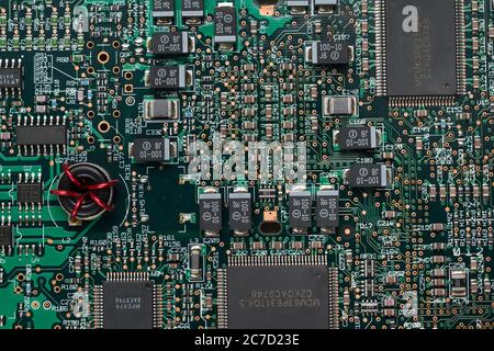 Magnetfelder, die durch Mac-Computer-PC-Boards passieren, wo Eisenspäne unsichtbare Feldlinien zeigen, die von einem einzigen Pol permanentem Neodym kommen Stockfoto