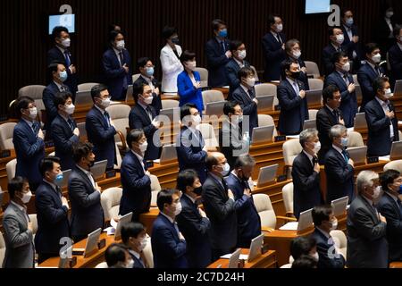 Seoul, Hawaii, SÜDKOREA. Juni 2020. 1. Juli 2020-Seoul, Südkorea-Mitglieder der Nationalversammlung mit Schutzmasken grüßen während der Eröffnungszeremonie der 21. Nationalversammlung in Seoul, Südkorea, am Donnerstag, den 16. Juli 2020. Kredit: Pool/ZUMA Wire/Alamy Live Nachrichten Stockfoto