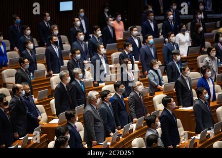 Seoul, Hawaii, SÜDKOREA. Juni 2020. 16. Juli 2020-Seoul, Südkoea-Mitglieder der Nationalversammlung mit Schutzmasken nehmen am Donnerstag, 16. Juli 2020, an der Eröffnungszeremonie der 21. Nationalversammlung in Seoul, Südkorea, Teil. Kredit: Pool/ZUMA Wire/Alamy Live Nachrichten Stockfoto