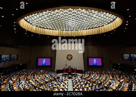 Seoul, Hawaii, SÜDKOREA. Juni 2020. 16. Juli 2020-Seoul, Südkorea-Moon Jae-in, der Präsident Südkoreas, spricht während der Eröffnungszeremonie der 21. Nationalversammlung in der Nationalversammlung in Seoul, Südkorea, am Donnerstag, den 16. Juli 2020. Kredit: Pool/ZUMA Wire/Alamy Live Nachrichten Stockfoto