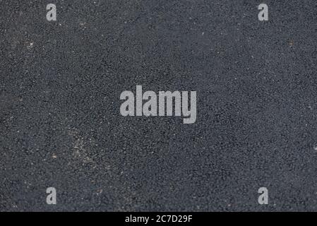 Frisch gedeckter Asphalt. Direkt darüber. Hintergründe und Texturen. Stockfoto