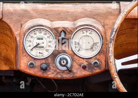 Holzlenkrad und Armaturenbrett Innenraum eines Oldtimers Stockfoto