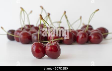 Frucht von Prunus avium. Reife Beeren von saftigen Kirschen isoliert auf weißem Hintergrund. Stockfoto
