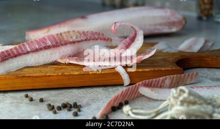 Frischer gefrorener Fisch in dünne Scheiben geschnitten. Nationalgericht von rohem gefrorenen Fisch. Stockfoto