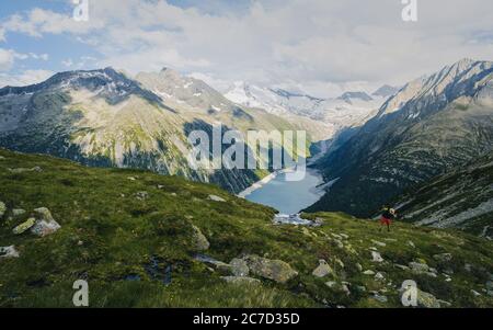 Wandern auf die Olpererhutte oder Olperer Hütte in den Zillertaler Alpen ist ein Erlebnis, das alle Sinne herausfordert. Berühmte instagram-Schaukelbrücke. Stockfoto