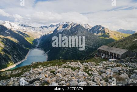 Wandern auf die Olpererhutte oder Olperer Hütte in den Zillertaler Alpen ist ein Erlebnis, das alle Sinne herausfordert. Berühmte instagram-Schaukelbrücke. Stockfoto