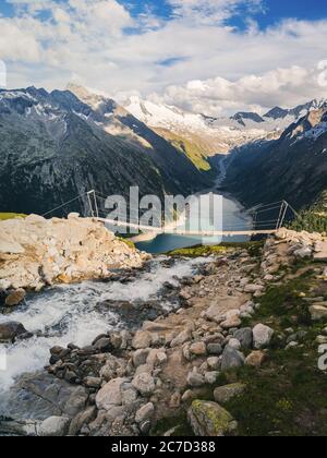 Wandern auf die Olpererhutte oder Olperer Hütte in den Zillertaler Alpen ist ein Erlebnis, das alle Sinne herausfordert. Berühmte instagram-Schaukelbrücke. Stockfoto