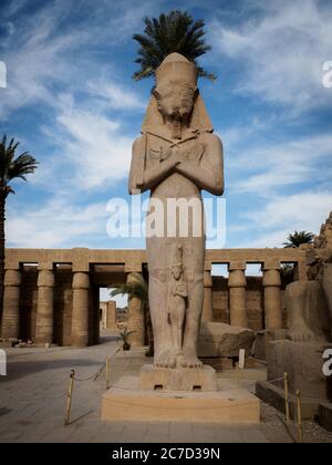 Die berühmteste Statue von ramses II im karnak Tempelkomplex Stockfoto