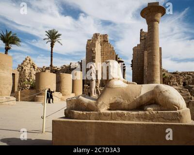 Eine Marmorsphinx, die über dem karnak Tempelkomplex wacht Stockfoto