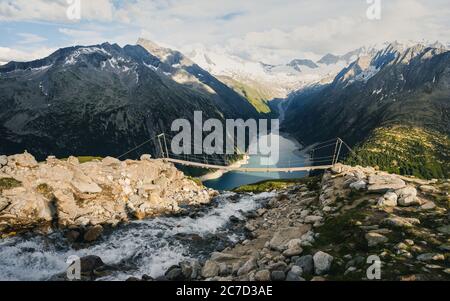 Wandern auf die Olpererhutte oder Olperer Hütte in den Zillertaler Alpen ist ein Erlebnis, das alle Sinne herausfordert. Berühmte instagram-Schaukelbrücke. Stockfoto