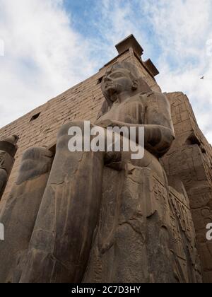 Die riesige Statue von pharao ramses ii. Beobachtet den Eingang des luxor-Tempels Stockfoto