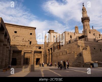 Im Inneren des luxor-Tempels mit einer kürzlich hinzugefügten Moschee und einem Minarett Stockfoto