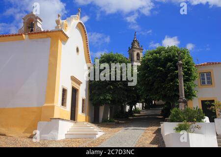 Kirchen im malerischen historischen Dorf Constancia. Santarem, Ribatejo, Portugal. Stockfoto