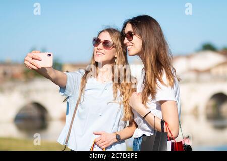 Zwei junge Tourist Mädchen genießen Shopping und Selfie - Freundin nehmen Selfie nach dem Einkaufen Stockfoto