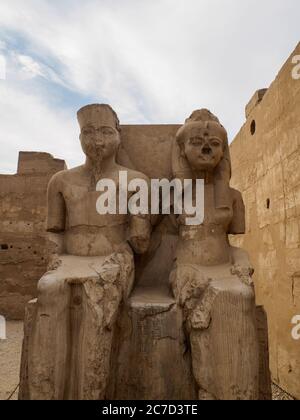 Statuen von tutanchamun und seiner Liebe ankesamun in luxor Stockfoto