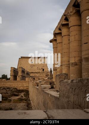 luxor Tempel bei Tageslicht mit Säulen und Mast Stockfoto