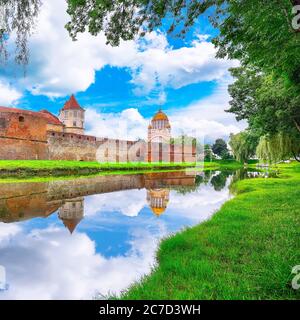 Landschaft mit Mittelalter Fagaras Zitadelle in Siebenbürgen gebaut im XV Jahrhundert gebaut. Fagaras, Siebenbürgen. Rumänien Stockfoto