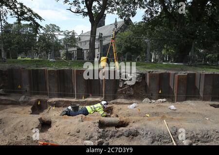 Archäologin Clare McCabe von der Straßenbahn nach Newhaven Projekt Ausgraben von menschlichen Überresten, die bis 1300 zurückreichen könnte, aus den Gräbern der South Leith Pfarrkirche, deren mittelalterlicher Friedhof erstreckt sich unter der Straßenoberfläche der Constitution Street, Leith. Stockfoto