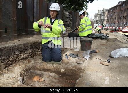 Archäologe Alun Woodward von der Straßenbahn nach Newhaven Projekt Ausgraben von menschlichen Überresten, die bis 1300 zurückreichen könnte, aus den Gräbern der South Leith Pfarrkirche, deren mittelalterlicher Friedhof erstreckt sich unter der Straßenoberfläche der Constitution Street, Leith. Stockfoto