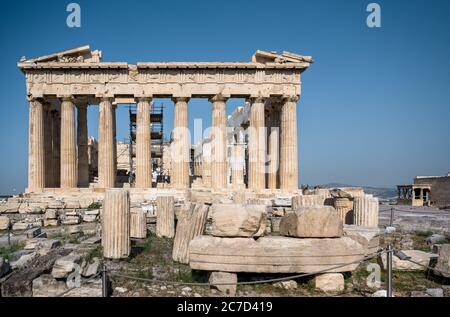 Der Parthenon der Akropolis in Athen Griechenland scheint in der warmen Sonne vor einem blauen Himmel und niemand ist anwesend. Stockfoto