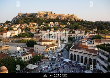 Die historische Akropolis in Athen Griechenland thront im Abendlicht über der lebhaften Altstadt von Plaka. Stockfoto