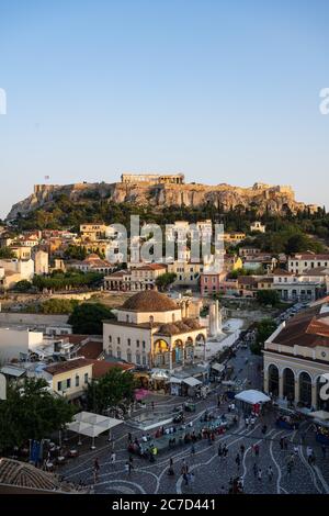 Die historische Akropolis in Athen Griechenland thront im Abendlicht über der lebhaften Altstadt von Plaka. Stockfoto