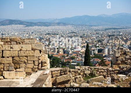 Blick auf das Stadtzentrum von Athen von der Akropolis in der Sommersonne. Stockfoto