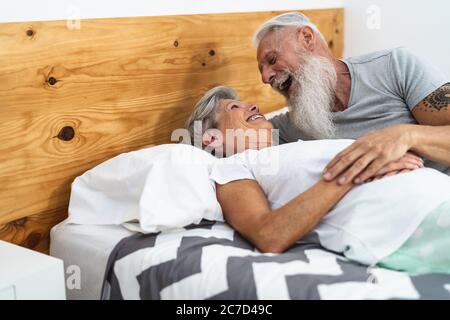 Happy Senior paar im Bett - Hipster reifen Menschen mit lustigen Bett Zeit zusammen - ältere Lebensweise und Liebe Beziehung Konzept Stockfoto