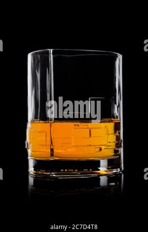 Scotch Whisky aus Kristall modernes Glas auf schwarzem Hintergrund mit Reflexion. Stockfoto