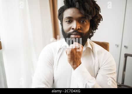 Nahaufnahme eines ernsthaften dunkelhäutigen Mannes Stockfoto
