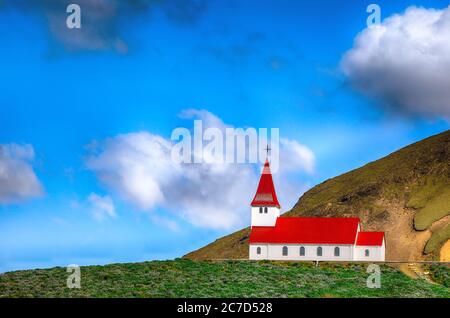 Wunderschöne Aussicht auf die christliche Kirche von Vikurkirkja vor der Müntaine. Landschaftlich Bild der beliebtesten touristischen Ziel. Lage: Vik Dorf in Myrda Stockfoto