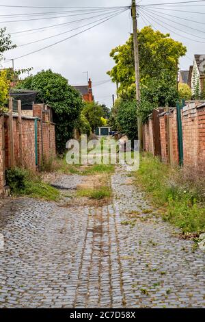 Ungepfiß und schmutzige Hintergassen zwischen Wohnimmobilien in der Abington Gegend von Northampton, England, Großbritannien. Stockfoto