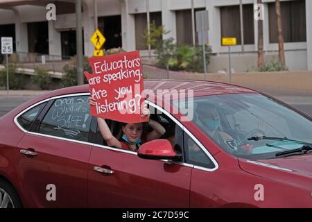 Tucson, Arizona, USA. Juli 2020. Pädagogen, Eltern und Gemeindemitglieder nehmen an einem Motormarsch Teil, der eine sichere Öffnung von Schulen für das persönliche Lernen fordert. Sie drängen Gouverneur Ducey, der Wissenschaft bei seiner Entscheidung zu folgen, Arizona Schulen zu öffnen. Arizona befindet sich mitten im Wiederaufleben der COVID-19 Pandemie und viele zweifeln daran, dass es für Lehrer, Schüler und ihre Eltern sicher sein wird, im August das Schuljahr zu beginnen. Die Demonstranten blieben in ihren Autos auf soziale Distanz. Kredit: Christopher Brown/ZUMA Wire/Alamy Live Nachrichten Stockfoto