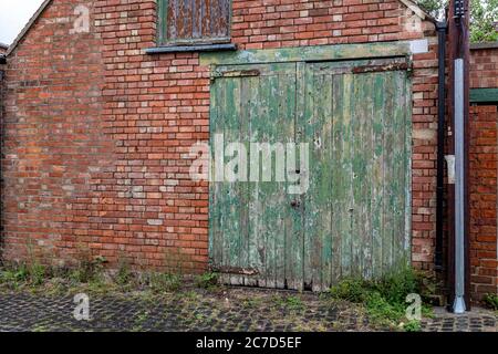 Ungepfiß und schmutzige Hintergassen zwischen Wohnimmobilien in der Abington Gegend von Northampton, England, Großbritannien. Stockfoto