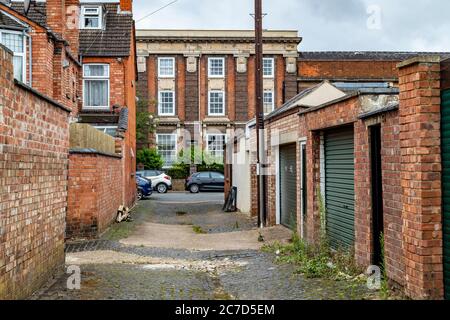 Ungepfiß und schmutzige Hintergassen zwischen Wohnimmobilien in der Abington Gegend von Northampton, England, Großbritannien. Stockfoto