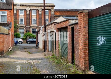 Ungepfiß und schmutzige Hintergassen zwischen Wohnimmobilien in der Abington Gegend von Northampton, England, Großbritannien. Stockfoto