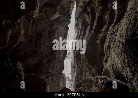 Schöne Aufnahme eines Risses in einer felsigen Höhle bei Das Meer Stockfoto