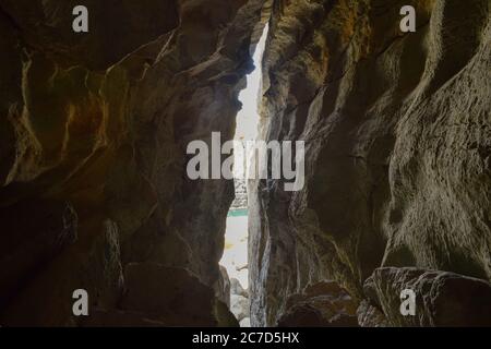 Schöne Aufnahme eines Risses in einer felsigen Höhle bei Das Meer Stockfoto